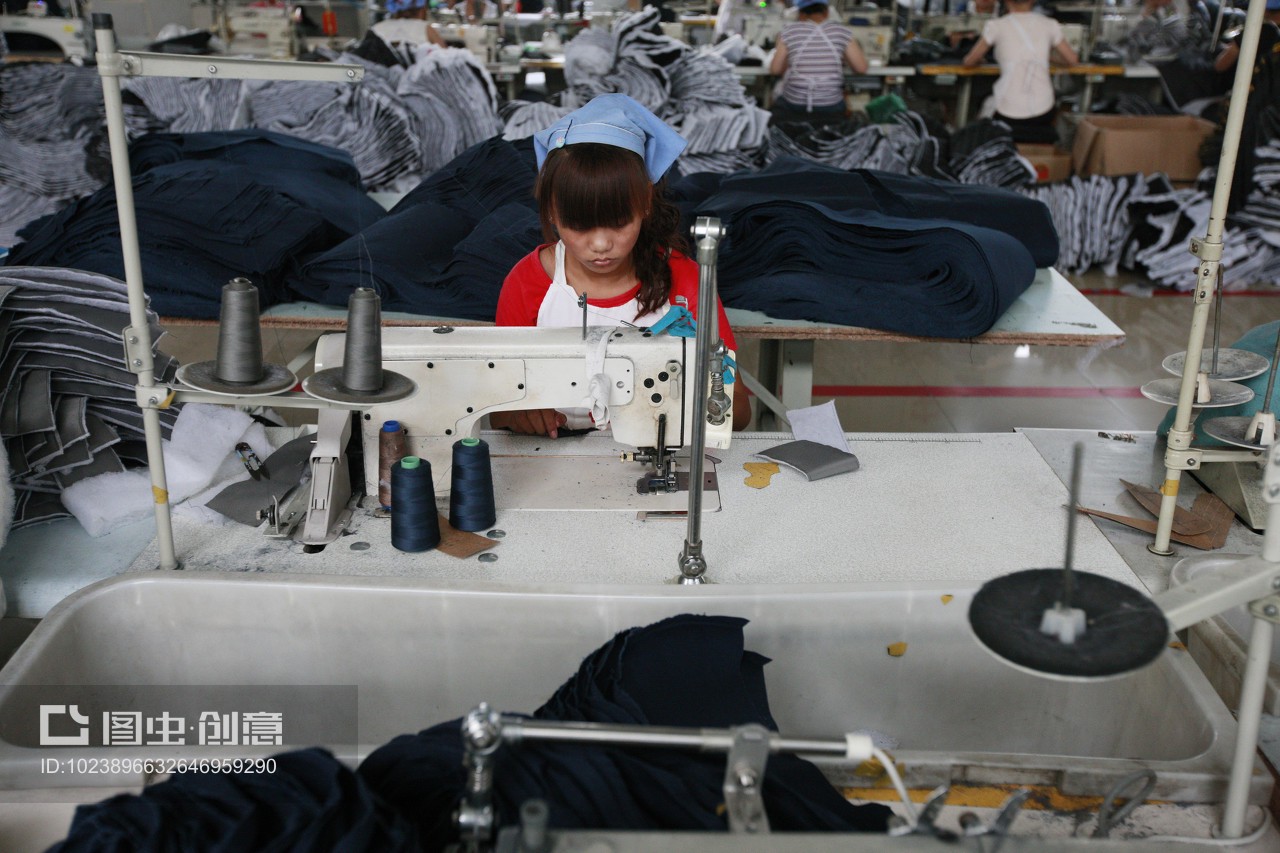 安徽省淮北市秋艷服裝廠,女工在生產(chǎn)車間內(nèi)加工出口到歐美地區(qū)的服裝產(chǎn)品。